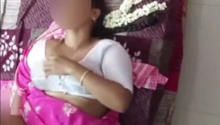 ப்ரா அணியாமல் வெட் ஜாக்கெட் அணிந்து பூப்ஸ் ஷோ பிலாக்கிங் …