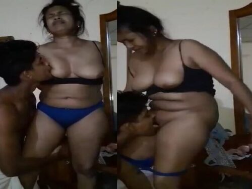 இந்தியன் பாபி சுதை பூப்ஸ் அண்ட் புஸ்சய் சுக்கிங் மாம்ச