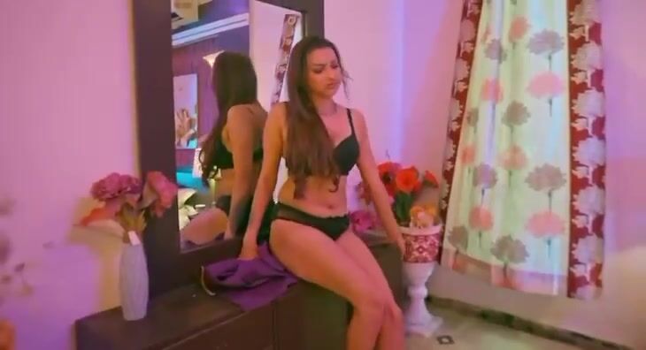 பிரபல வெப்செரிஸ் நடிகையின் சொக்க வைக்கும் லேட்டஸ்ட் போர்ன…
