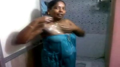 கேரளா ஆண்ட்டி பாவாடை அணிந்து குளிக்கும் பாத்ரூம் செஸ் தமிழ் – தமிழ் பாத் செஸ்