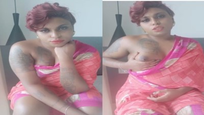 சாறி கழட்டி சிங்கப்பூ அம்மா முளை கசக்கும் செஸ்