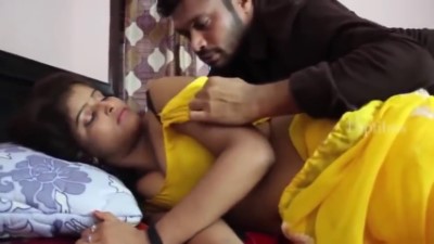 எல்லோ சாறி கழட்டி ரொமான்ஸ் மூடில் தமிழ் அண்ணி செஸ்